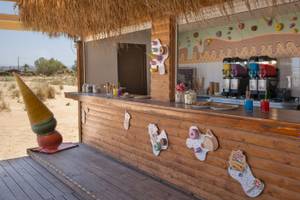Innenansicht der Eisdiele im Georgioupolis Resort Aquapark & SPA mit bunten Dekorationen und Eismaschinen.