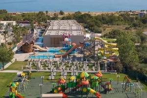 Luftaufnahme des Georgioupolis Resort Aquapark & SPA mit Wasserrutschen, einem Pool und Spielplatz.