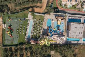 Luftaufnahme des Georgioupolis Resort Aquapark & SPA mit Pools, Wasserrutschen und Spielplatz.