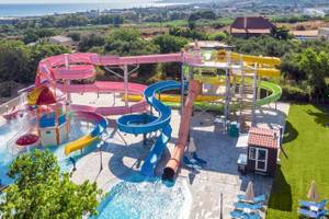 Georgioupolis Resort Aquapark & SPA mit verschiedenen farbigen Wasserrutschen und einem Pool.