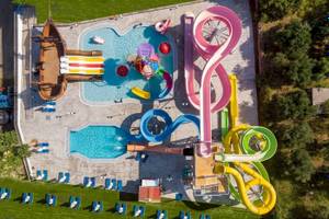 Luftaufnahme des Georgioupolis Resort Aquapark & SPA mit Wasserrutschen und Pools.