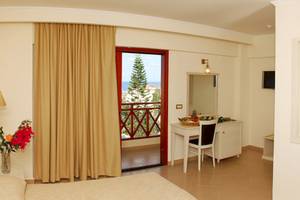 Hotelzimmer mit Balkon und Meerblick im Cactus Village Hotel & Bungalows.