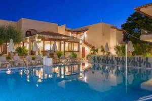 Cactus Village Hotel & Bungalows Pool bei Nachtansicht mit beleuchteten Gebäuden und Sonnenliegen