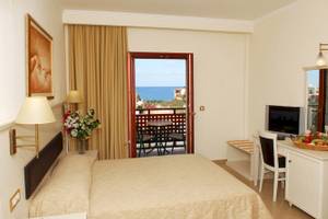 Doppelzimmer im Cactus Village Hotel & Bungalows mit Blick auf das Meer und Balkon.