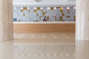 Empfangsbereich des Sun Palace Hotels mit Rezeptionstresen und moderner Wandgestaltung.