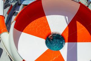 Wasserrutsche im Sun Palace Hotel mit einer Person im blauen Wasser
