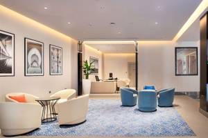 Lobby des Radisson Blu Hotel & Resort, Abu Dhabi Corniche mit Möbeln und Dekoration.