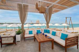 Terrasse des Radisson Blu Hotel & Resort in Abu Dhabi Corniche mit Blick auf den Strand und die Bucht