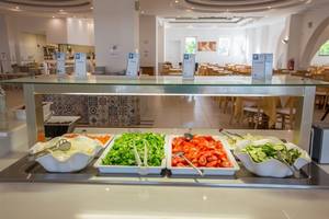 Buffet-Tisch im Sun Palace Hotel mit verschiedenen Salaten und Gemüse.