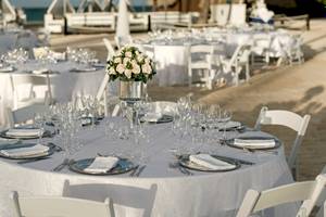 Hochzeitsbankett im Freien auf dem Strand im JOIA Bávaro by Iberostar.