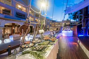 Buffet auf dem Boot im Iberostar Grand Bavaro Hotel mit Blick auf das Gebäude