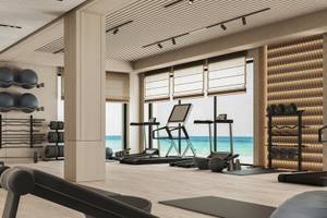 Innenansicht des Fitnessbereichs des Jaz Elite Amara Hotels mit Blick auf das Meer.