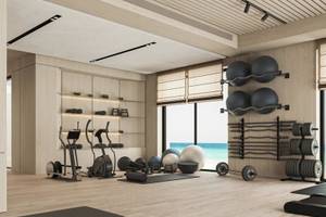 Fitnessstudio im Jaz Elite Amara Hotel mit Blick auf das Meer und modernem Interieur