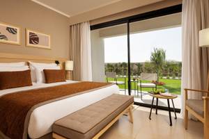 Elite Amara Hotel Zimmer mit Balkon, Bett und Terrassentisch.