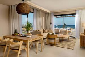 Innenansicht der Suite im Jaz Elite Amara Hotel mit Blick auf das Meer.