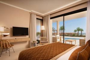 Elite Amara Hotel Zimmer mit Bett, Fernseher, Schreibtisch und Meerblick
