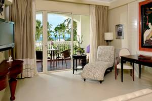 Innenansicht der Suite im JOIA Bávaro by Iberostar mit Blick auf die Terrasse und das Meer.