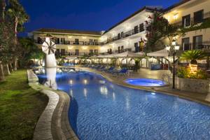 Almyrida Beach Hotel Pool am Abend mit Lounge-Sesseln und beleuchteten Gebäuden