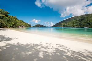 Strand des Constance Ephelia Resorts mit weißen Sand und klarem Wasser