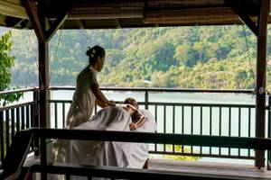 Massage auf Balkon im Constance Ephelia Resort mit Blick auf Meer und Berge