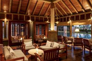 Loungebereich im Constance Ephelia Resort mit Blick auf den Pool.