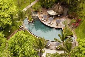 Constance Ephelia Resort Pool von oben mit Lounge-Bereichen und schirmen.