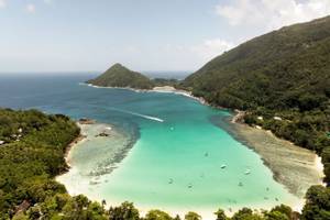 Luftaufnahme des Constance Ephelia Resorts mit kristallklarem Wasser und weißen Stränden.