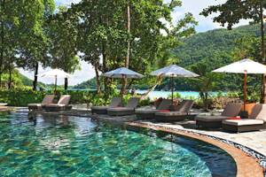 Außenpool mit Lounge-Sesseln und Sonnenschirmen im Constance Ephelia Resort.