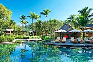 Pool-Lounge-Bereich des Constance Ephelia Resorts mit Palmen und Liegestühlen