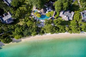 Luftaufnahme des Constance Ephelia Resorts mit Pool und Strand.