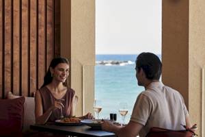 Paar essen im Hotel-Restaurant mit Meerblick am Atlantica Beach Resort Kos