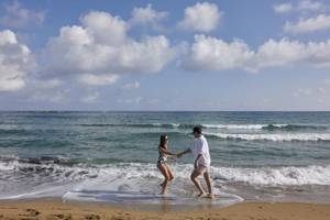 Paar auf Strand bei Wellen im Atlantica Beach Resort Kos