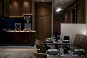 Innenansicht des Restaurants des Atlantica Beach Resort Kos mit gedeckeln Tischen und Stühlen.