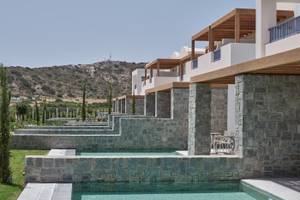 Atlantica Beach Resort Kos mit Swimmingpool und Terrassen im Vordergrund.