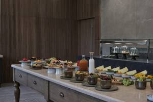 Frühstücksbuffet im Atlantica Beach Resort Kos mit verschiedenen Früchten, Käse und Getränken.