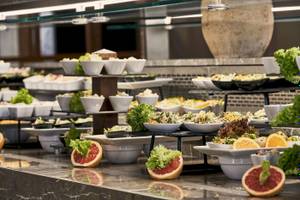 Buffet-Tisch im Atlantica Beach Resort Kos mit verschiedenen Salaten und Früchten.