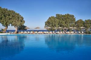Pool mit Liegestühlen und Sonnenschirmen im Atlantica Beach Resort Kos