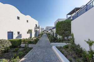 Weg im Atlantica Beach Resort Kos mit weißen Gebäuden und blauen Balkonen.