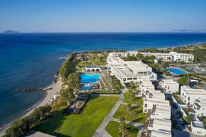 Luftaufnahme des Atlantica Beach Resort Kos mit Swimmingpools und Blick aufs Meer.