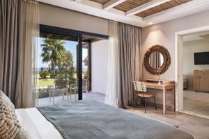 Zimmer im Atlantica Beach Resort Kos mit Blick auf den Strand und die Terrasse