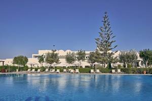 Außenpool mit Liegestühlen und Sonnenschirmen im Atlantica Beach Resort Kos