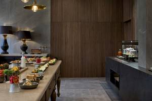 Frühstücksbuffet im Atlantica Beach Resort Kos mit verschiedenen Gerichten und Getränken.