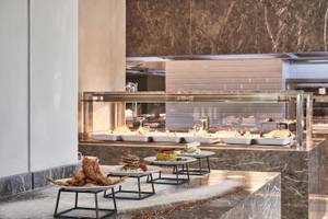 Frühstücksbuffet im Atlantica Beach Resort Kos mit verschiedenen Gerichten und Speisen.