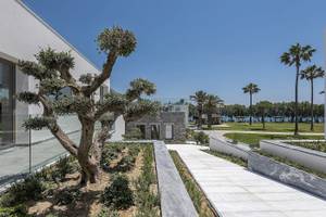 Außenbereich des Atlantica Beach Resort Kos mit Terrasse und Blick auf den Garten