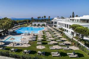 Luftaufnahme des Atlantica Beach Resort Kos mit Swimmingpool, Liegestühlen und Sonnenschirmen
