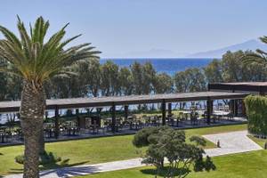 Außenbereich des Atlantica Beach Resort Kos mit Terrasse und Blick auf den Ozean.