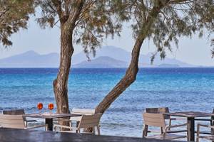 Terrasse des Atlantica Beach Resort Kos mit Tischen und Getränken vor dem Meer
