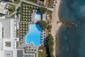 Oberansicht des Atlantica Beach Resort Kos mit Swimmingpool und Sonnenschirmen.