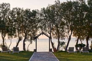 Garten mit Liegen und Pfad zum Meer im Atlantica Beach Resort Kos