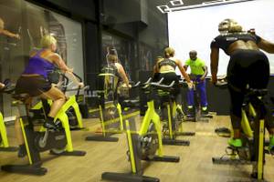 Mehrere Menschen im Nirvana Cosmopolitan Hotel trainieren auf Fahrradtrainern.